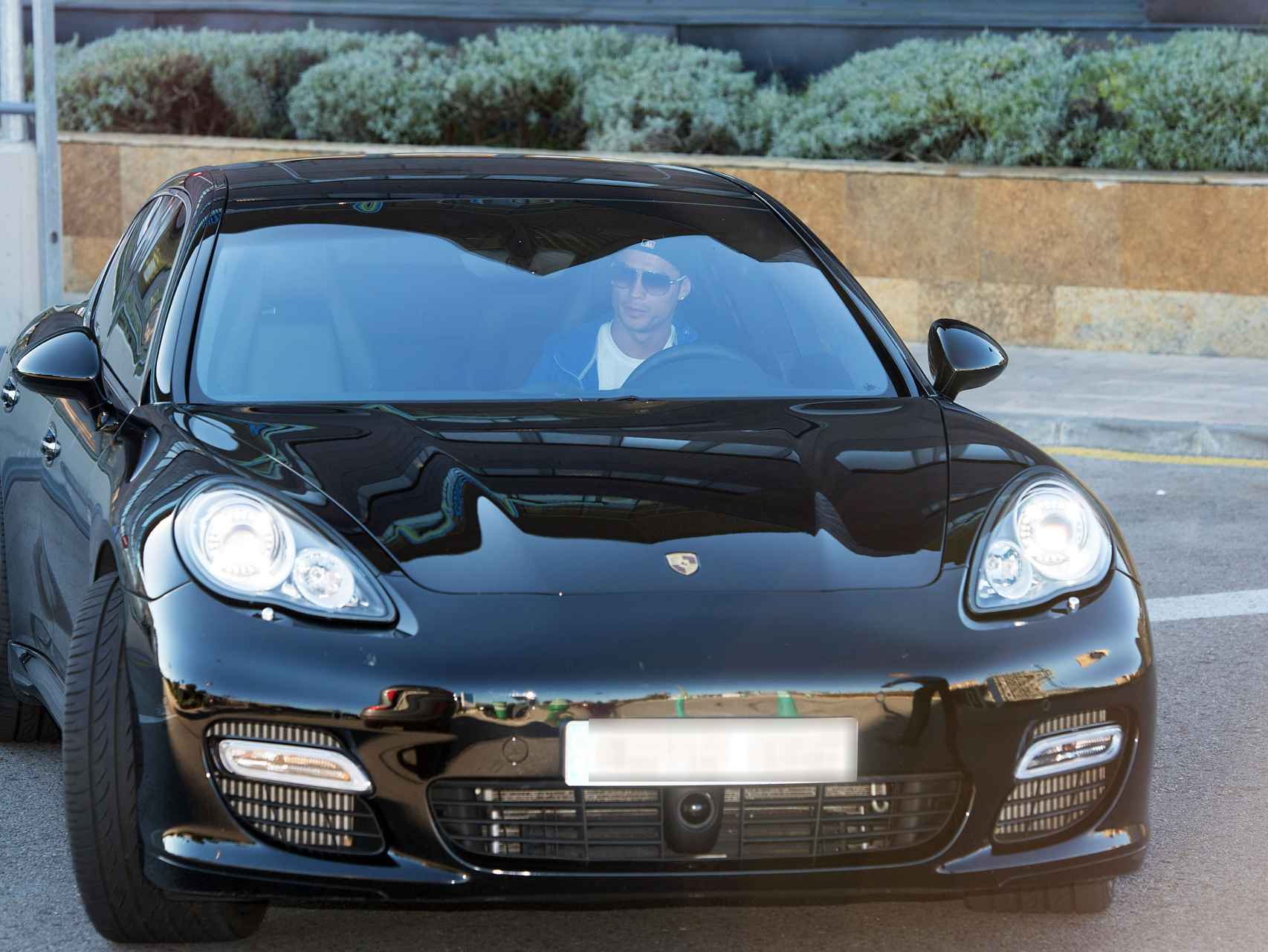 Cristiano Ronaldo con un Porsche Panamera.