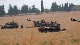 Unidades de artillería israelíes desplegadas en el norte de Israel, cerca de la frontera entre Israel y el Líbano.