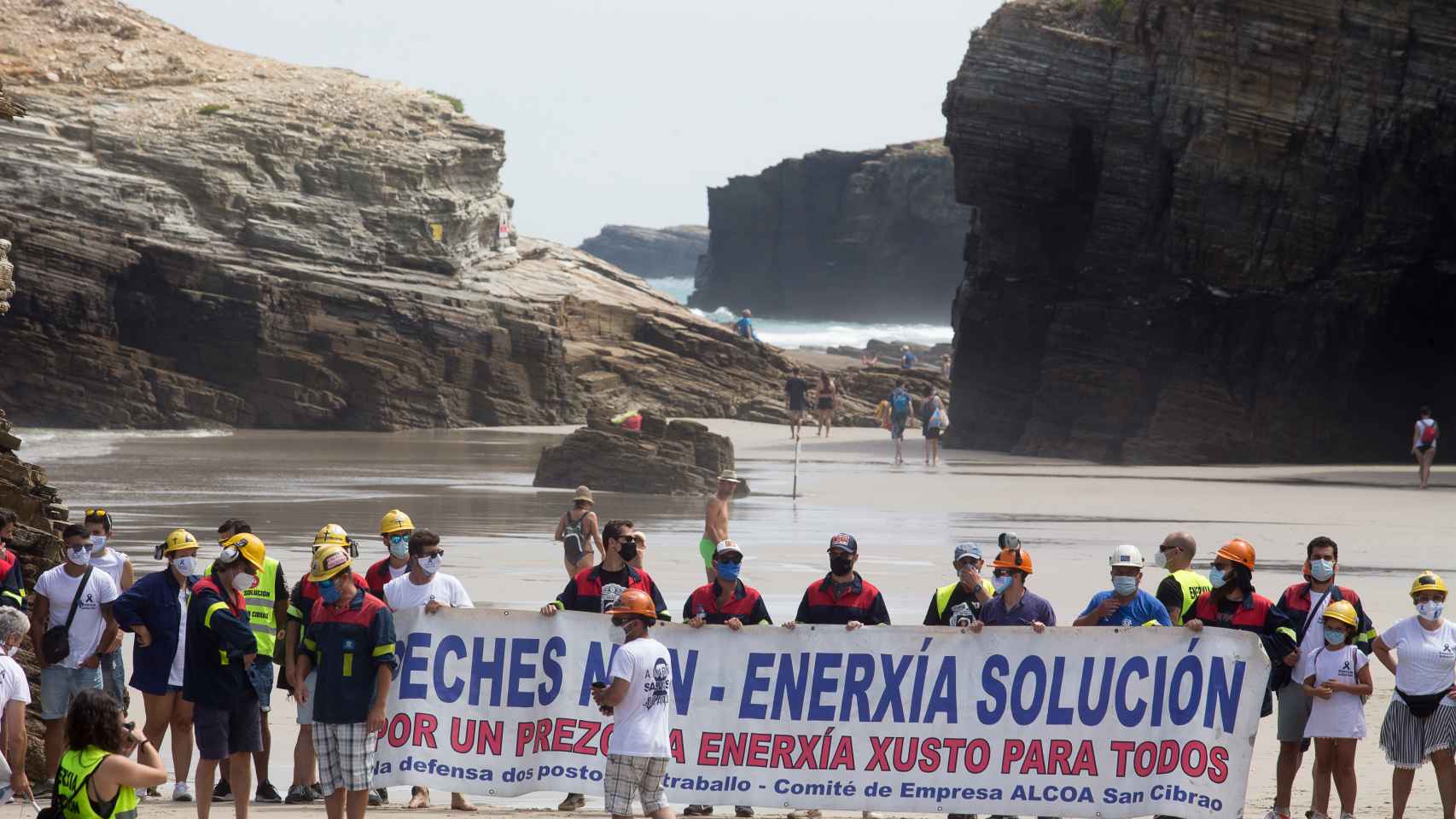 Los trabajadores de Alcoa y sus familias toman la playa de As Catedrais, en Ribadeo, Lugo, el 26 de julio de 2020.
