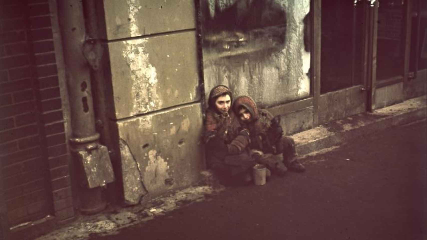 Niños mendigando comida en el Gueto de Varsovia.