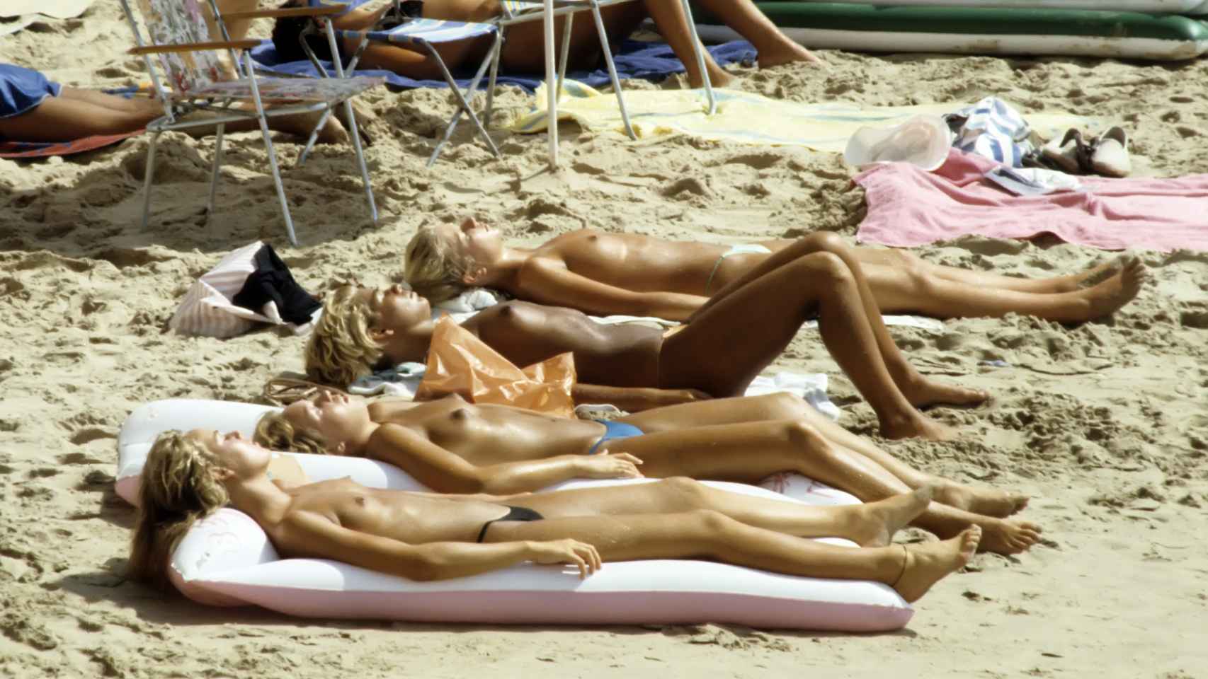 Mujeres tomando el sol en topless en la década de los 80.