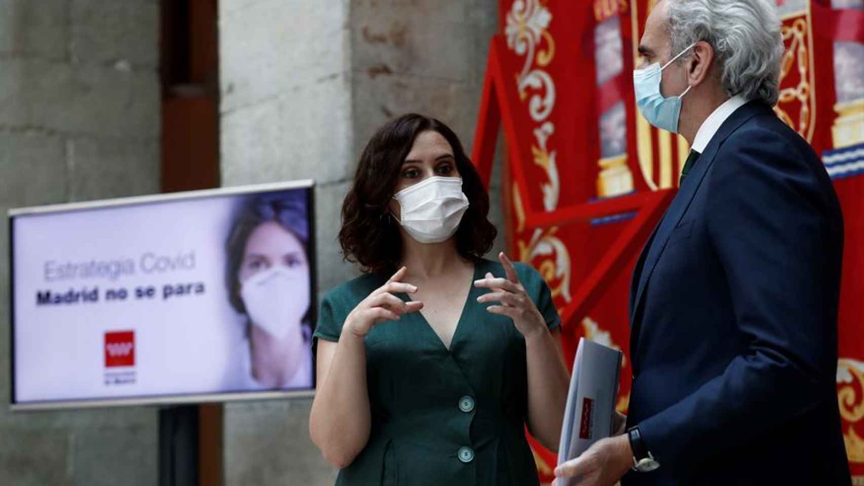La presidenta de la Comunidad de Madrid, Isabel Díaz Ayuso, con su consejero de Sanidad, Enrique Ruiz-Escudero.