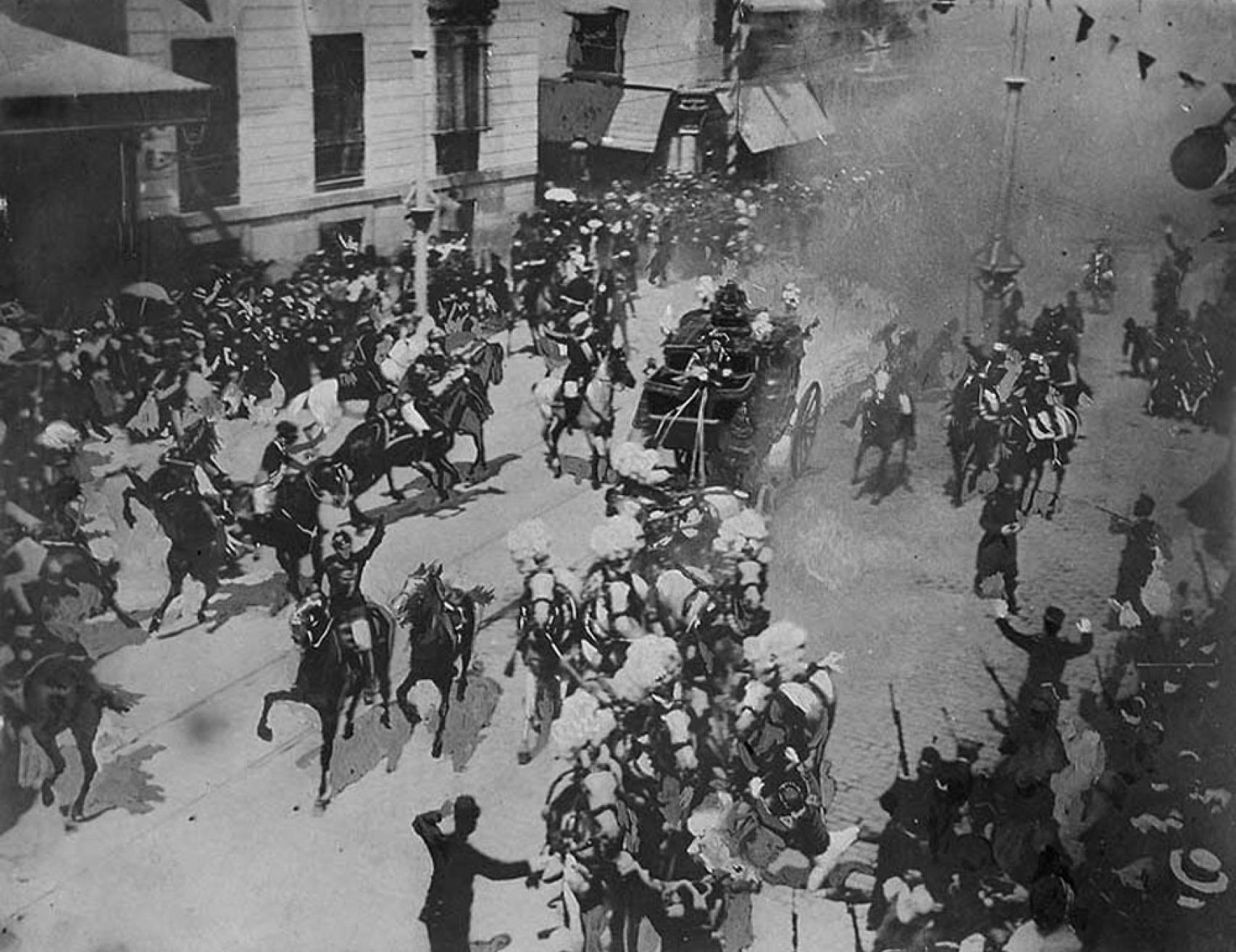 Fotografía del atentado de Mateo Morral contra Alfonso XII y Victoria Eugenia.