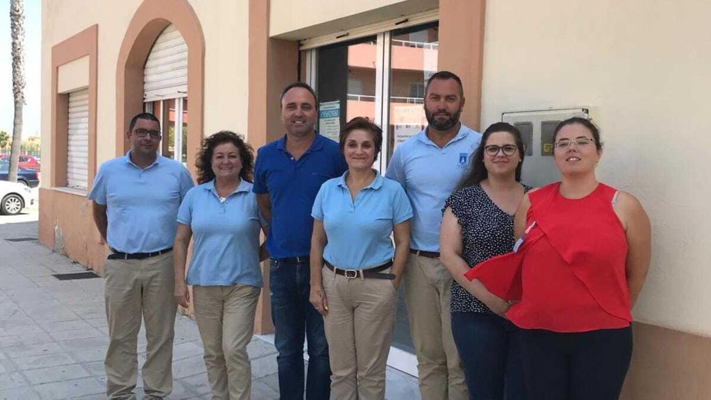 Lucas Díaz, con polo azul, en la catalogación de las playas de Chipiona como bandera azul