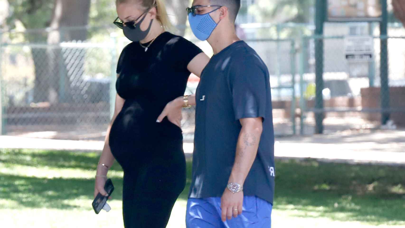 La pareja se ha dejado ver paseando por las calles de Los Ángeles durante el embarazo de Truner.