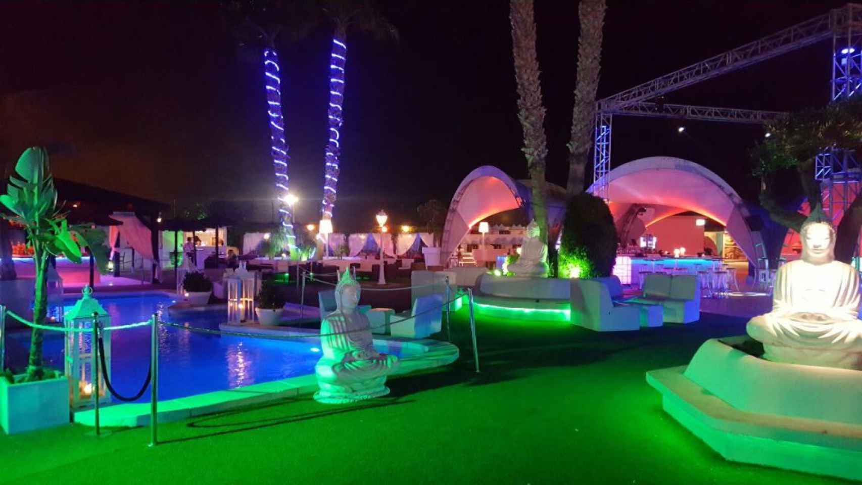 La terraza de verano de la Discoteca Maná-San Javier tiene piscina y camas balinesas.