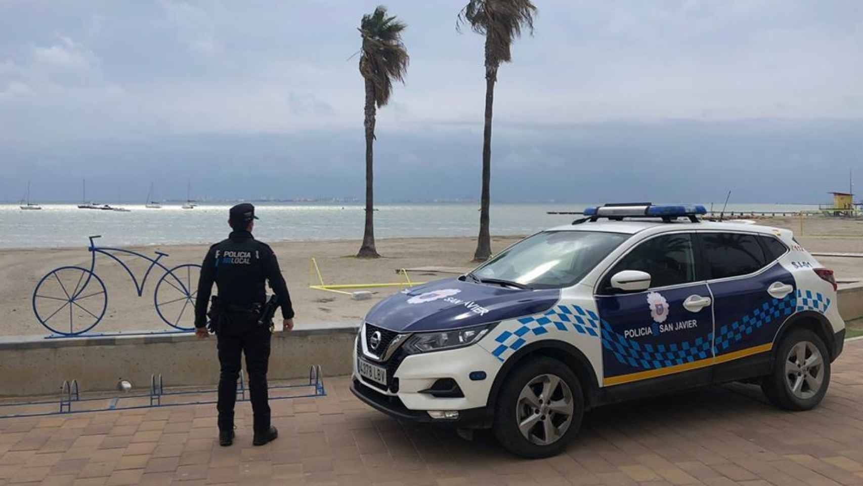 Una patrulla de la Policía Local de San Javier supervisando una zona de playa de la localidad.