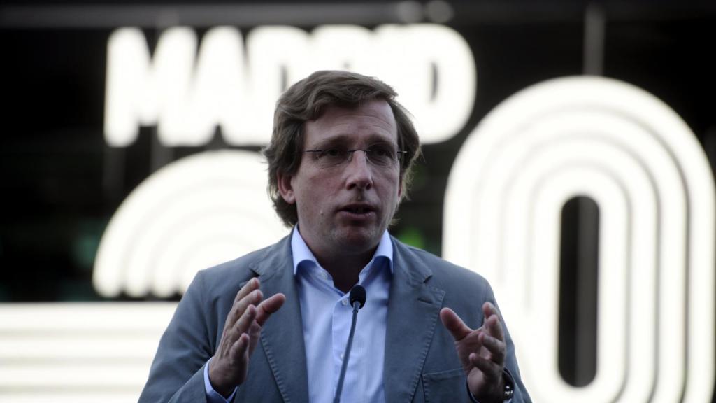 El alcalde de Madrid, José Luis Martínez-Almeida, este martes, ofreciendo declaraciones a los medios.