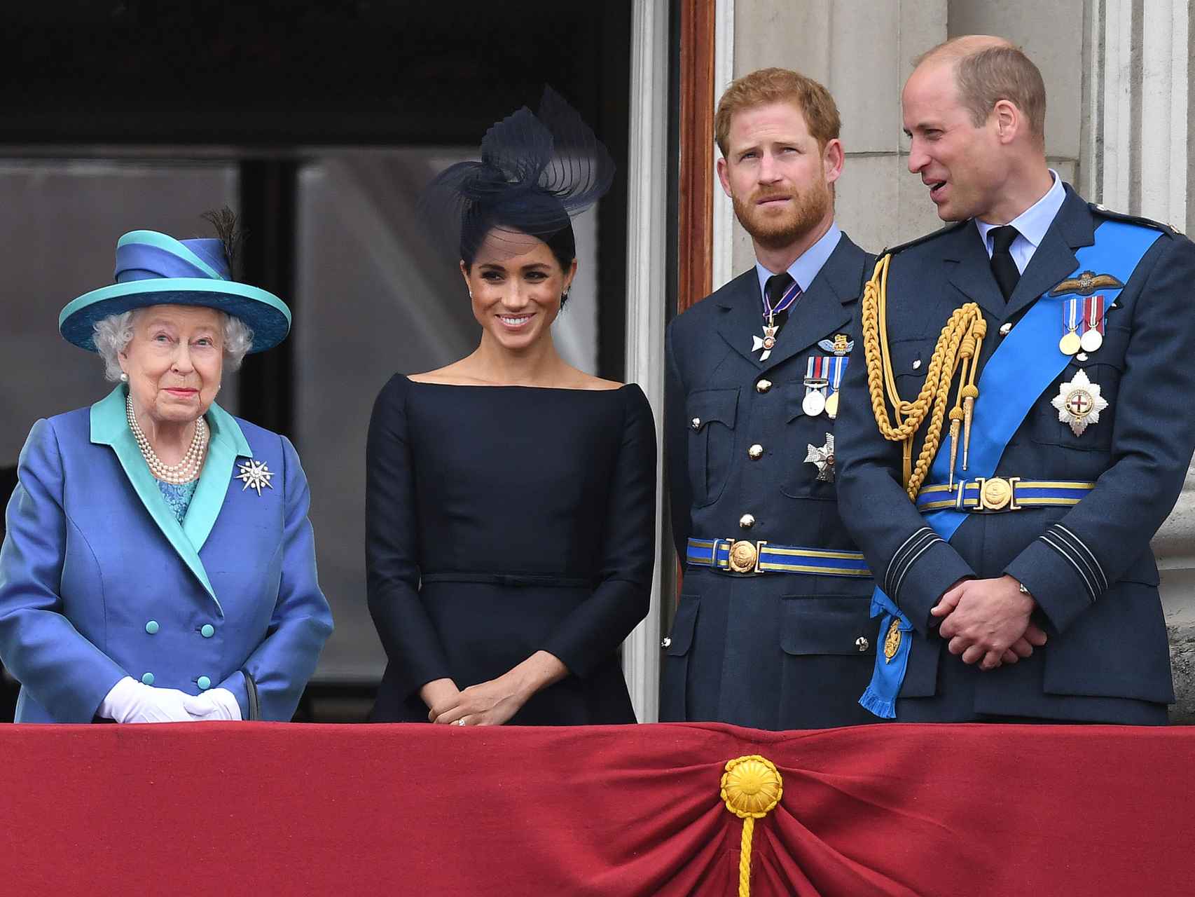 La reina de Inglaterra, Meghan Markle y los príncipes Harry y William.