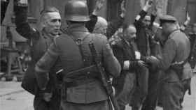 Soldados alemanes arrestando a judíos durante el levantamiento del Gueto de Varsovia, en mayo de 1943.