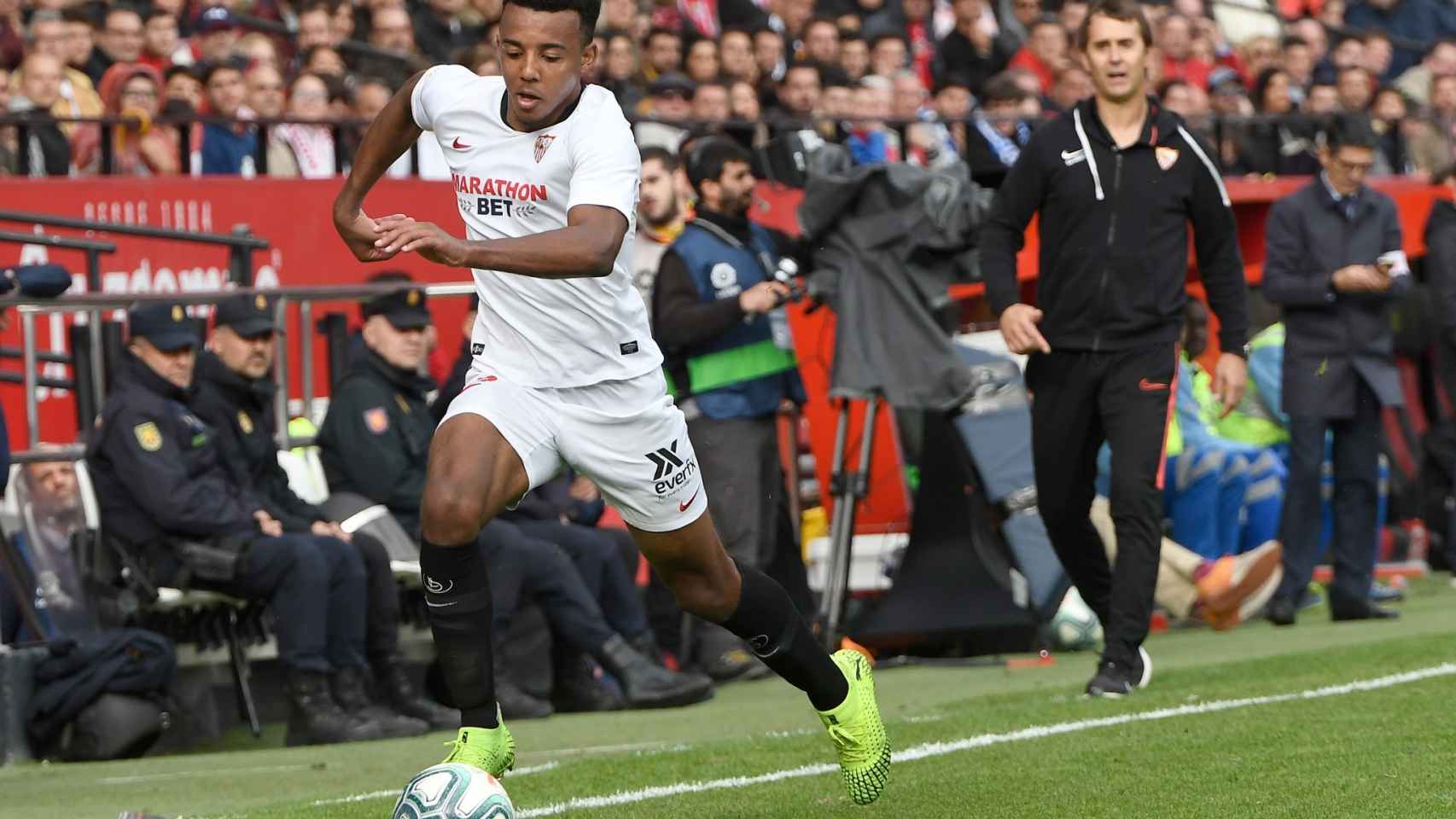 Koundé y Julen Lopetegui, durante un partido del Sevilla