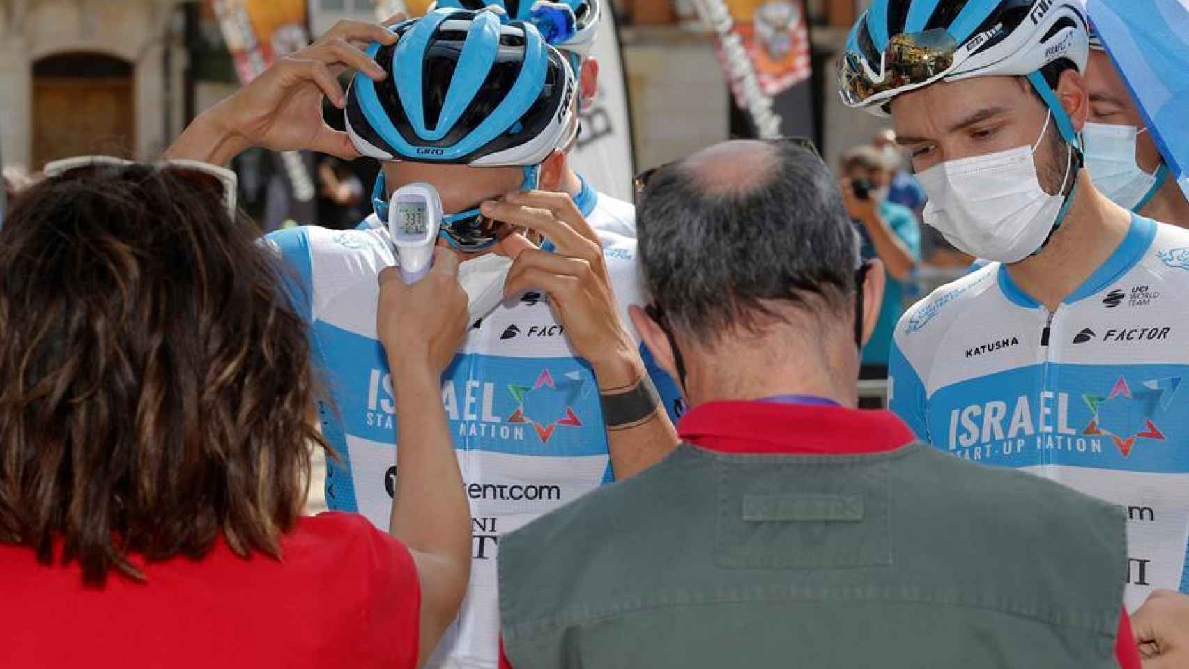 Ciclistas del equipo Israel Start en el control médico antes de la salida de la XLII edición de La Vuelta a Burgos