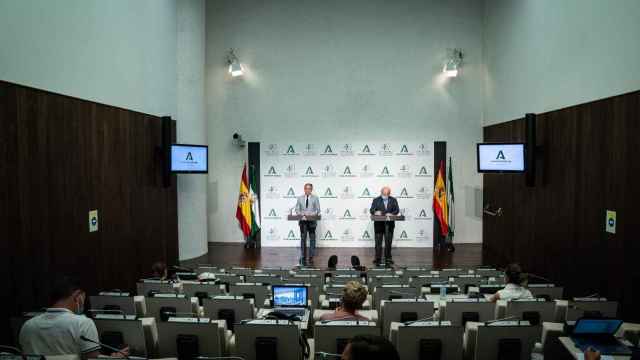 Los consejeros de la Presidencia y de Salud en Andalucía, Elías Bendodo y Jesús Aguirre.