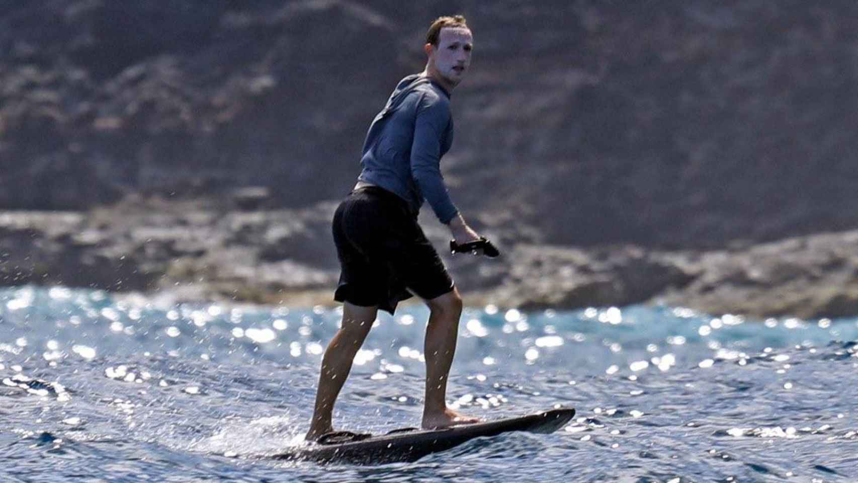 Mark Zuckerberg, fundador de Facebook, disfrutando del mar (y del protector solar) en sus vacaciones