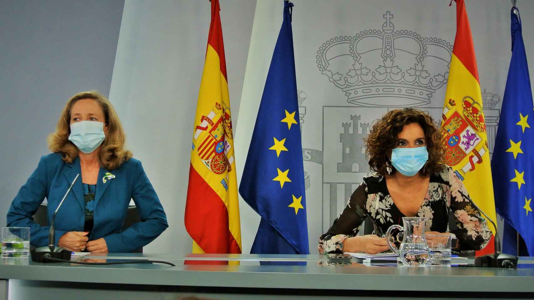 La ministra de Hacienda, María Jesús Montero (d), y la vicepresidenta económica, Nadia Calviño, en Moncloa.