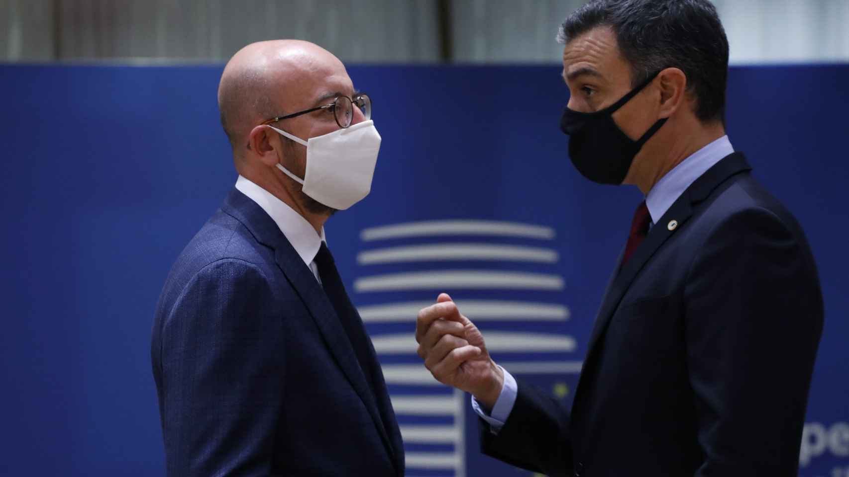 El presidente del Consejo Europeo, Charles Michel, conversa con el presidente del Gobierno, Pedro Sánchez, durante la cumbre en Bruselas.