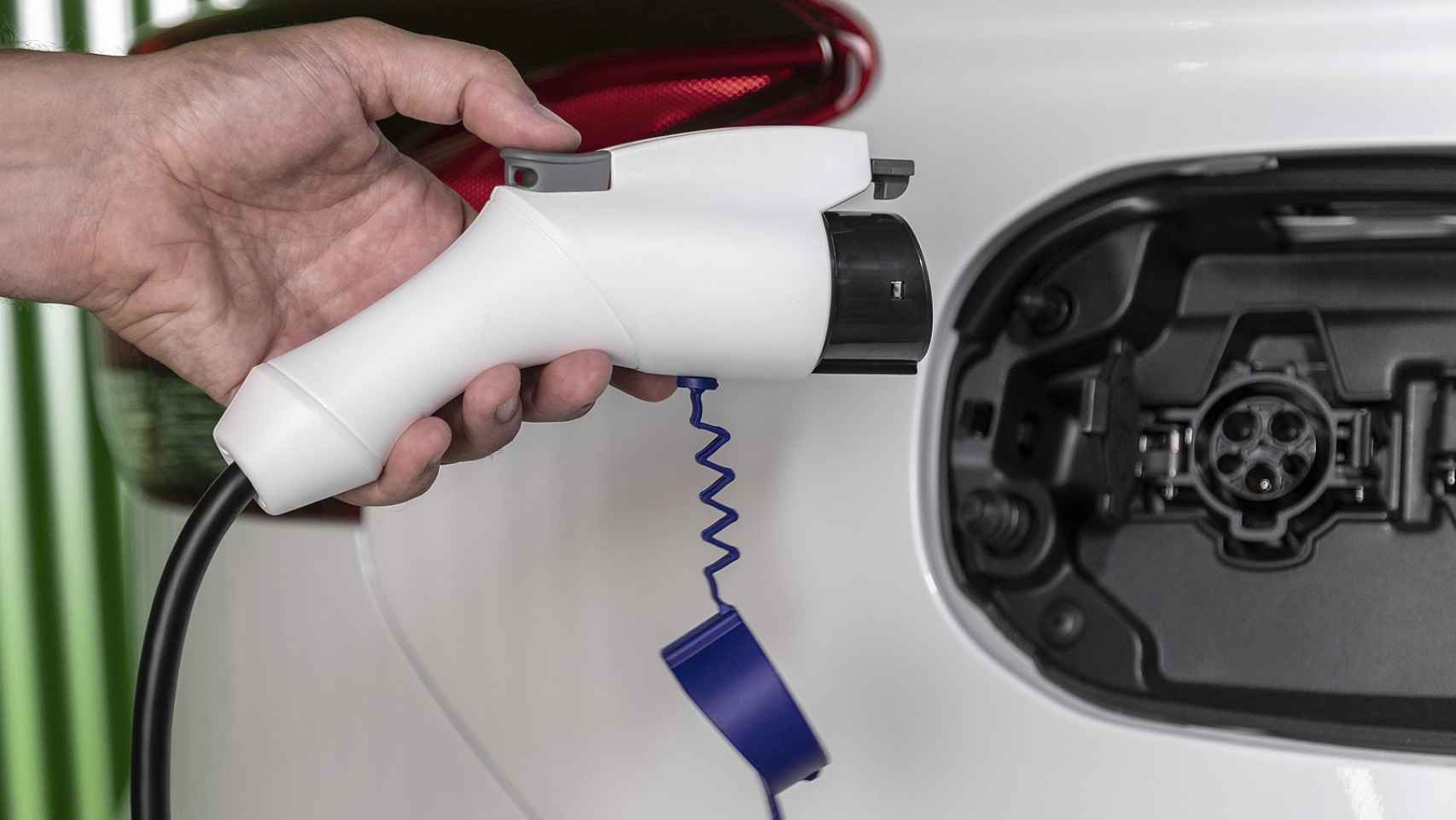 Imagen de una toma de corriente en un coche eléctrico.