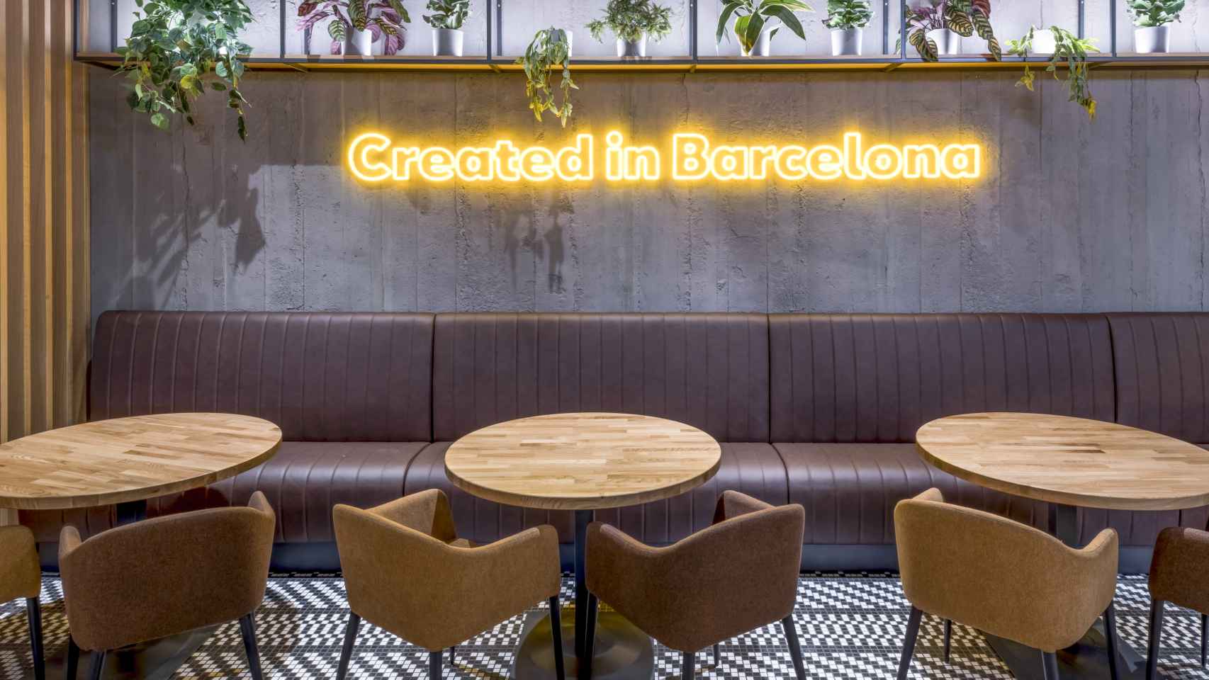 El nombre de la ciudad de Barcelona siempre está presente.