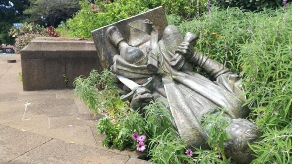 La estatua de Colón en Funchal, derribada.