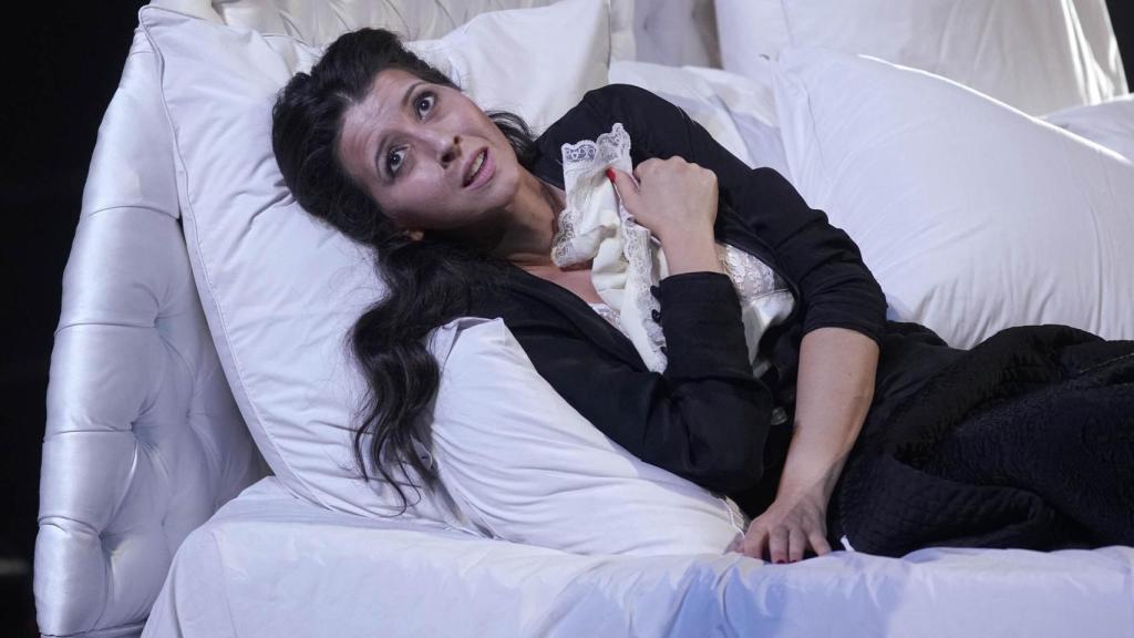 Oropesa interpretando a Violetta Valéry al final de la obra, cuando está al borde la muerte.