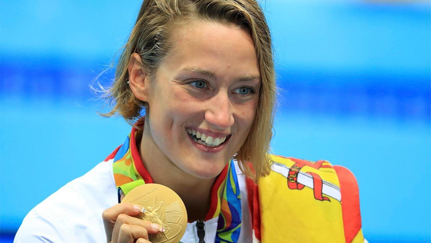 Mireia Belmonte con la medalla de oro de los 200 mariposa que ganó en los J...