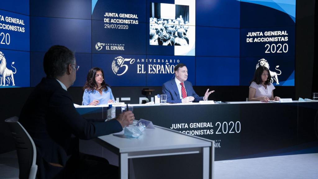 Pedro J. Ramírez durante su discurso en la Junta de Accionistas de EL ESPAÑOL junto a la directora general , Mamen Vázquez, y la secretaria del consejo, Cristina Campos.