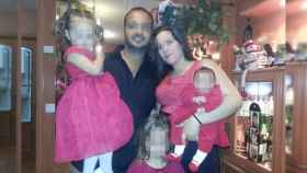Antonio 'Peke' Hag y Jessica Márquez con tres de sus hijos.