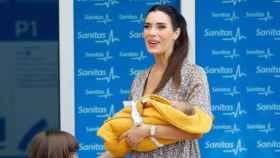 Pilar Rubio con su bebé en brazos a la salida de la clínica