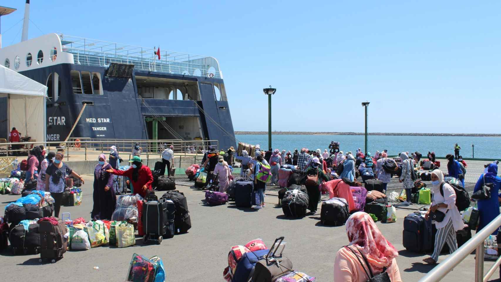 Las últimas temporeras marroquíes se preparan para subirse al ferry en el Puerto de Huelva.