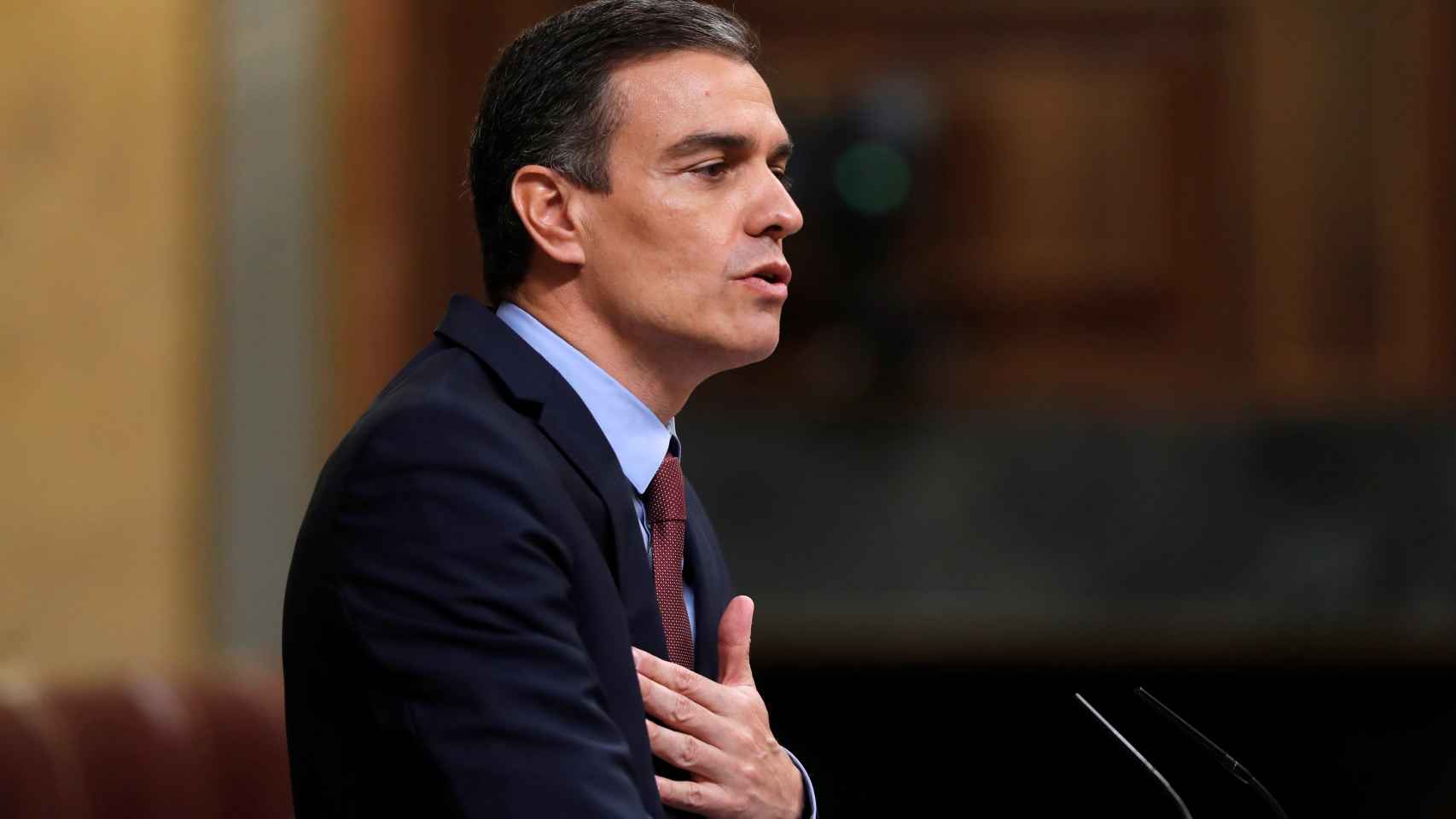 Pedro Sánchez, mano en el pecho, en el atril del Congreso.