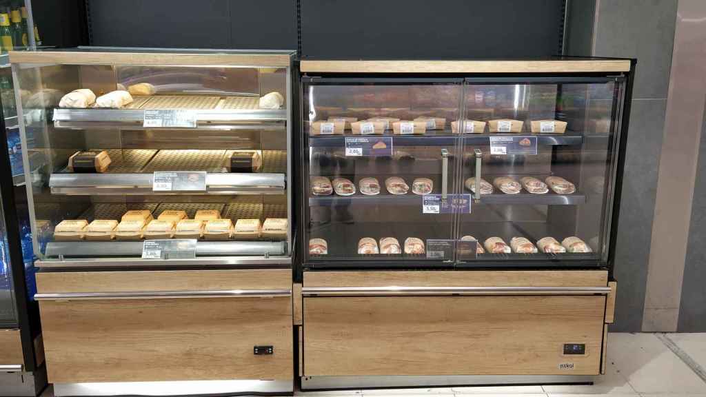 La vitrinas caliente y fría, donde Mercadona exhibe sus hamburguesas y bocadillos 'Listos para comer'.