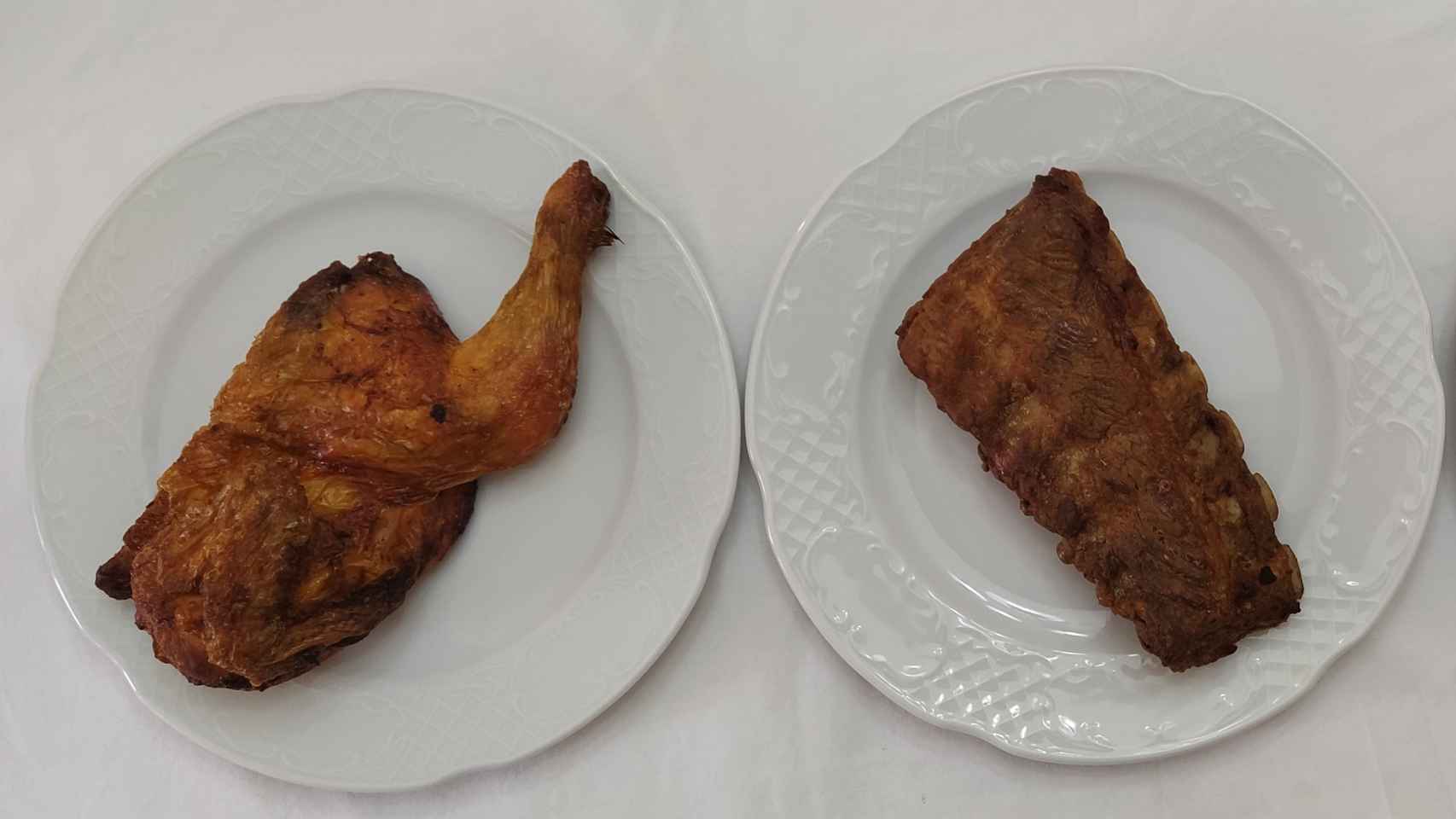 A la izquierda, el pollo Frango, una recte típica de Portugal y, a la derecha, las costillas asadas de Mercadona.