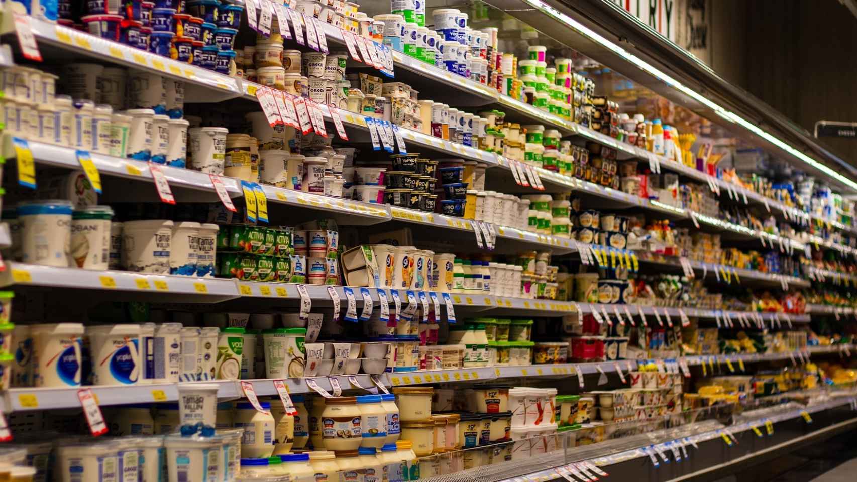 La cámara refrigeradora de yogures de un supermercado.