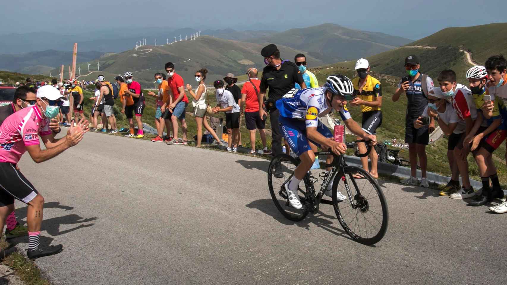Evenepoel en solitario tras su ataque en el Picón Blanco en la Vuelta a Burgos