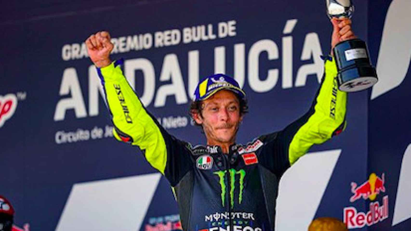 Valentino Rossi con el trofeo ganado en el GP de Andalucía