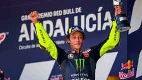Valentino Rossi con el trofeo ganado en el GP de Andalucía
