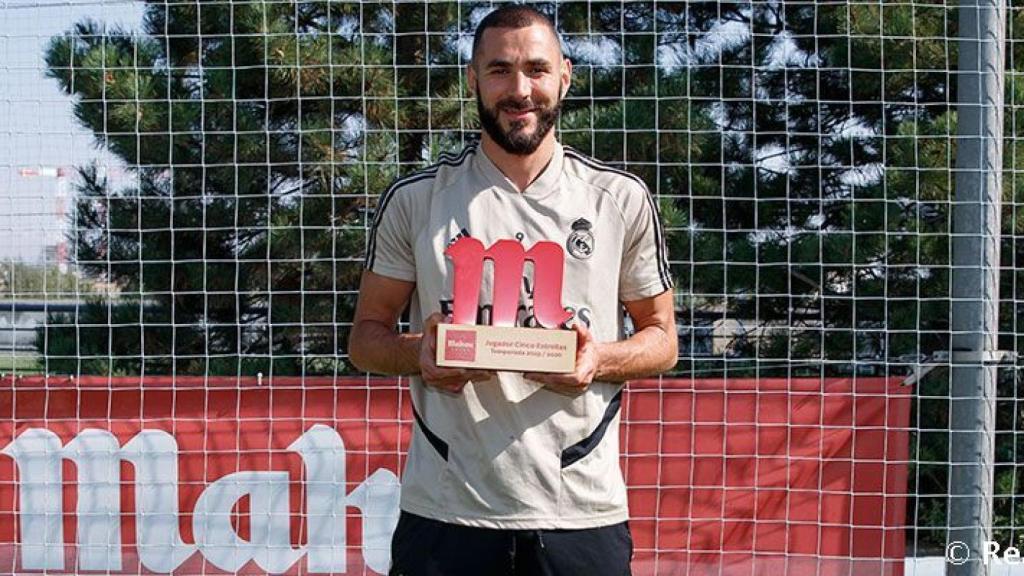 Benzema con el trofeo Jugador Cinco Estrellas Mahou