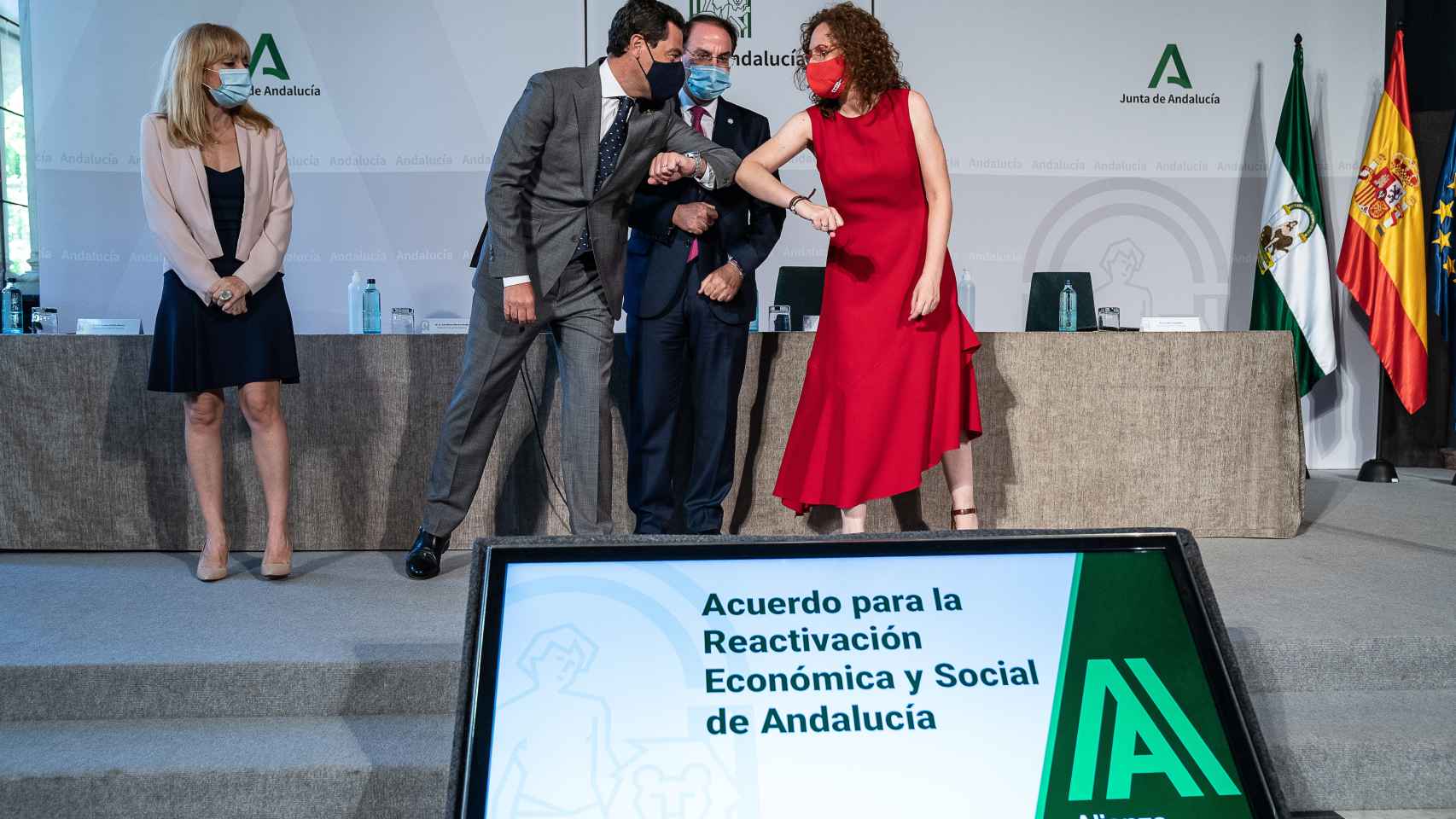 El presidente de la Junta de Andalucía, Juanma Moreno, tras la firma del acuerdo.