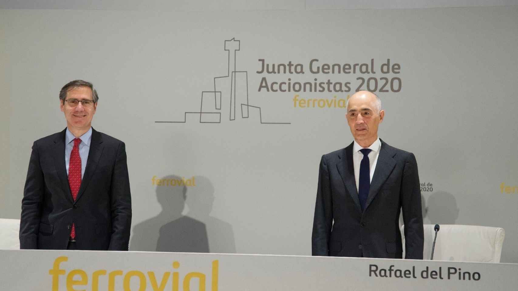 El presidente de Ferrovial, Rafael del Pino, y el consejero delegado del grupo, Ignanio Madridejos, ante la junta de accionistas del grupo, celebrada de forma telemática.