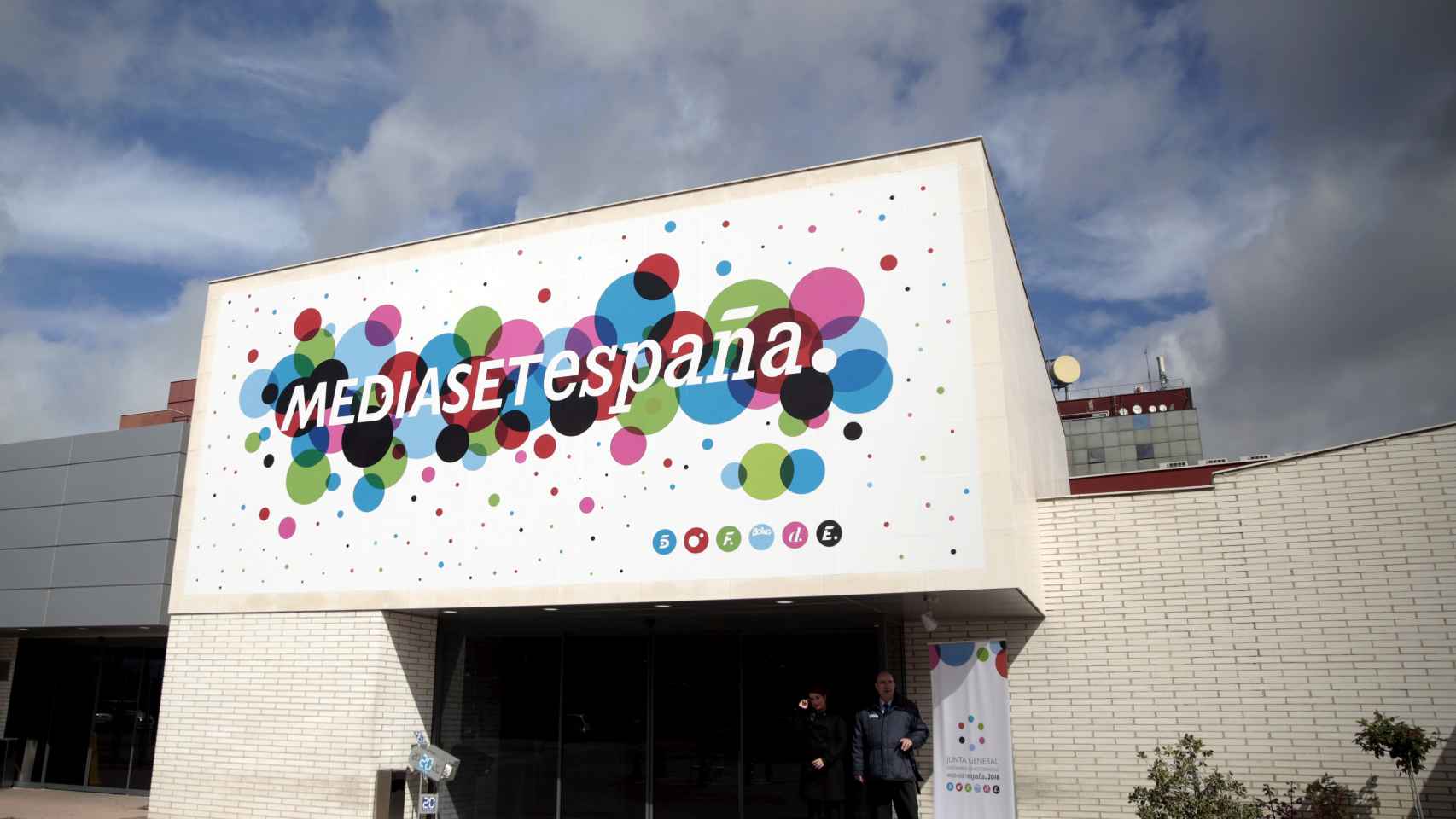 Rótulo en la sede central de Mediaset España.