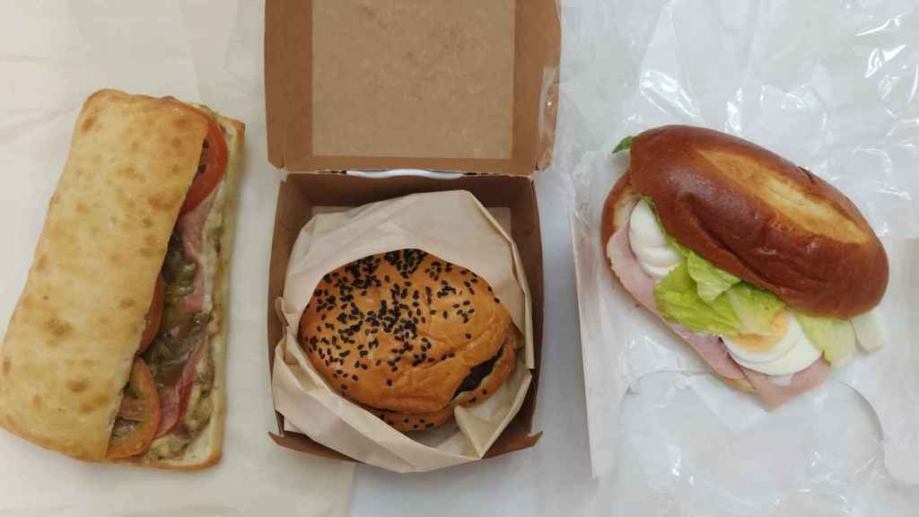 De izquierda a derecha: el bocadillo serranito, la hamburguesa de Angus y el 'brioche' vegetal.