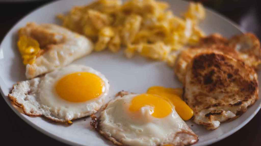 Un plato con huevos y pechuga.