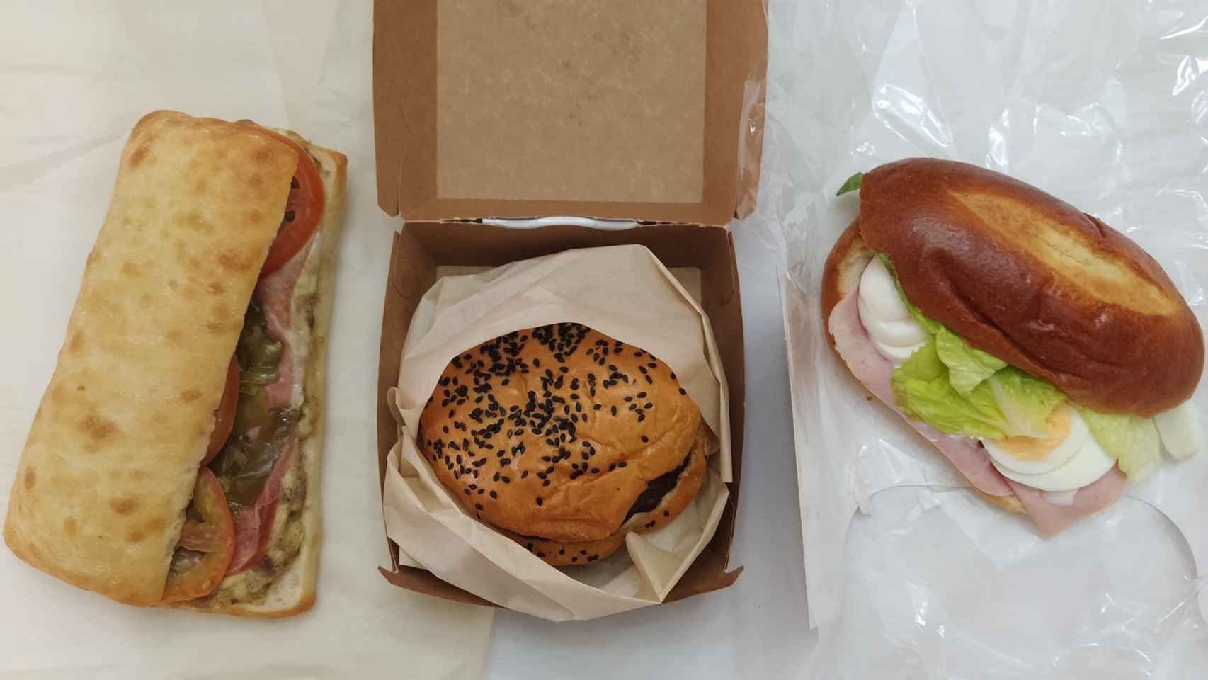 De izquierda a derecha: el bocadillo serranito, la hamburguesa de Angus y el 'brioche' vegetal.