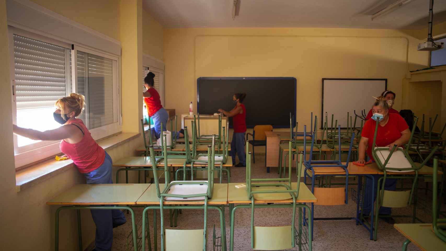 Trabajos de limpieza del 'Plan Covid19' en centros educativos desarrollado por el ayuntamiento de La Rinconada, Sevilla.