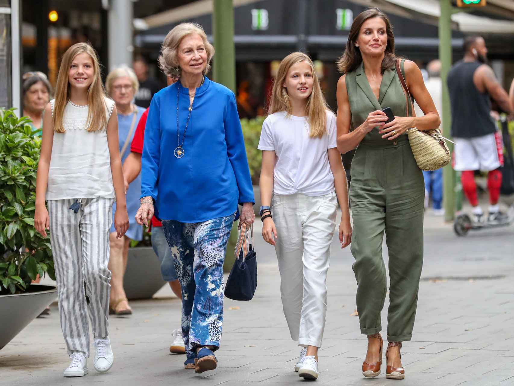 La reina Sofía junto a Letizia y sus hijas, la princesa Leonor y la infanta Sofía, en Mallorca el año pasado.