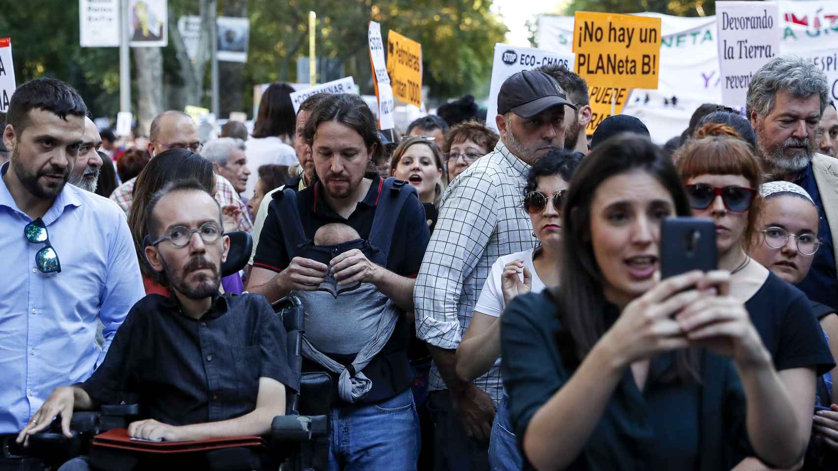 Pablo Iglesias sostiene a su hija en una manifestación por el Cambio Climático.