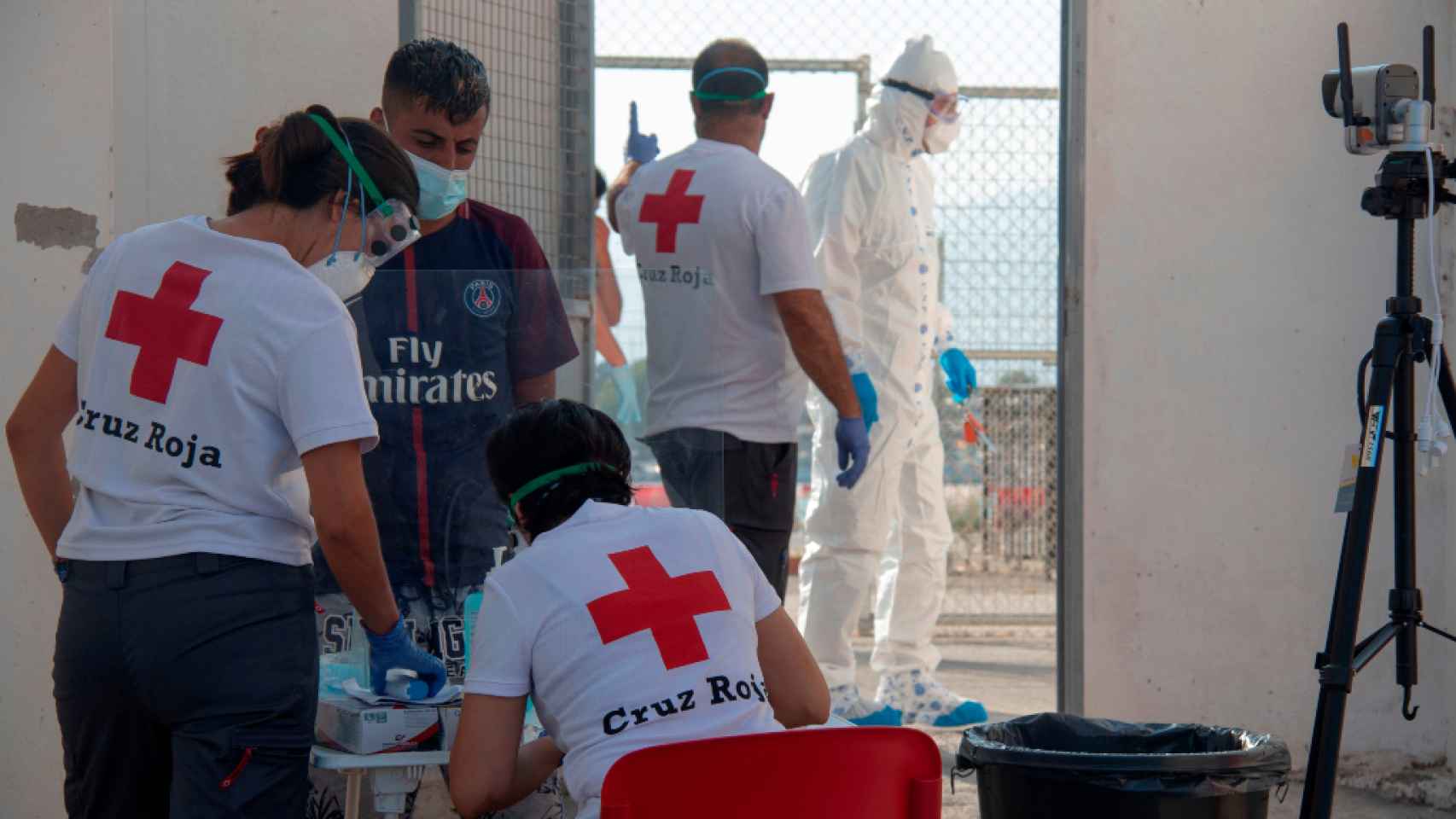 Personal de la Cruz Roja atiende a un inmigrante.