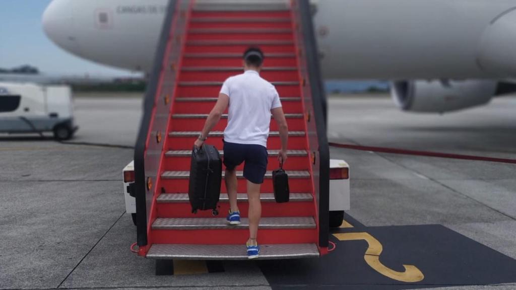 Un futbolista del Fuenlabrada sube al avión de vuelta a Madrid