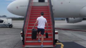 Un futbolista del Fuenlabrada sube al avión de vuelta a Madrid