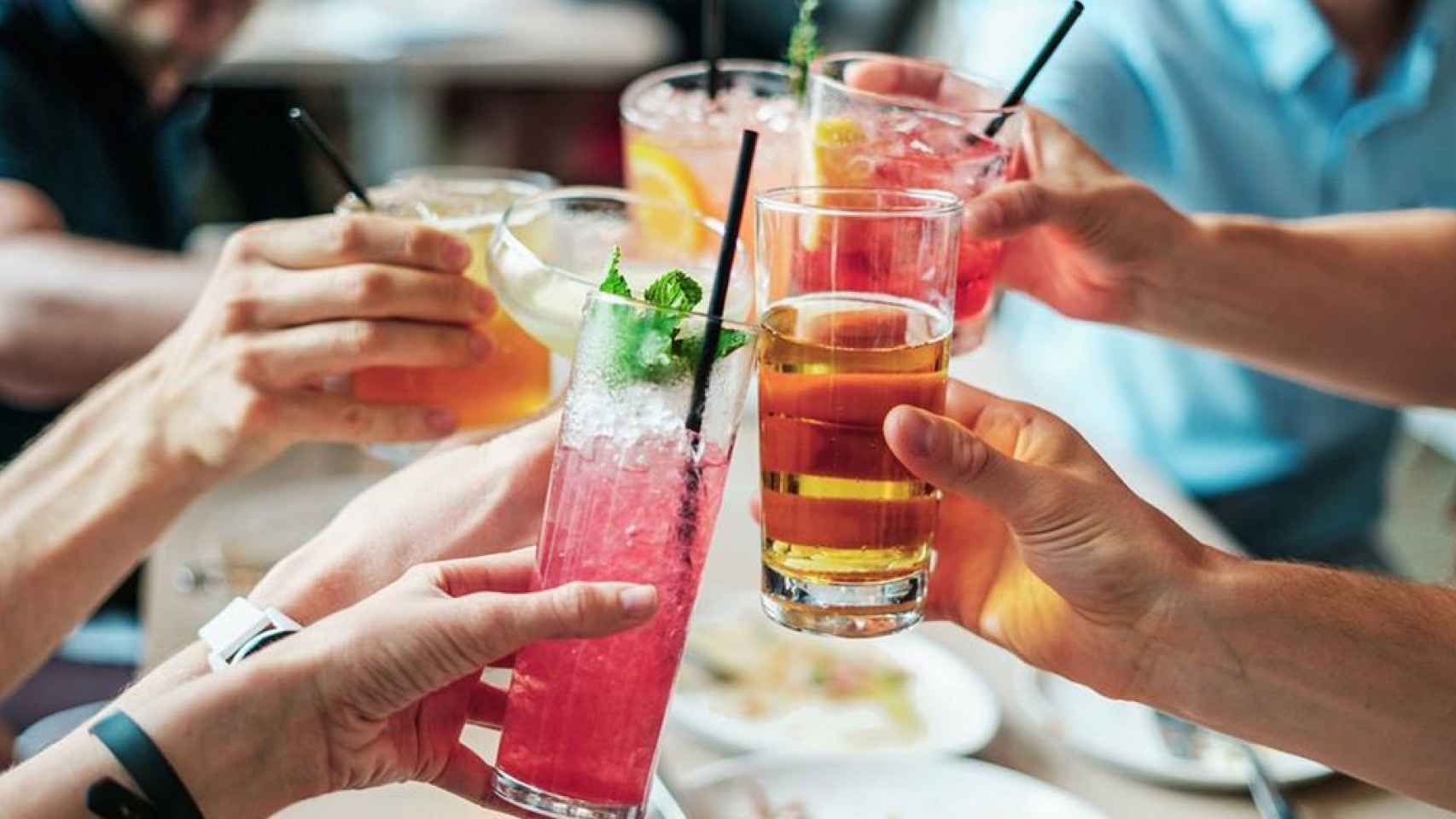 Las cinco bebidas de verano con más calorías según la OCU